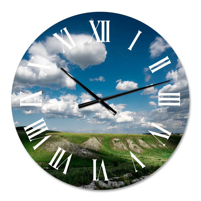 Ciel bleu avec des nuages blancs sur MountaIn Horizon - Horloge murale traditionnelle, Petit