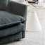 Chaise d'appoint moderne avec repose-pieds-117842147