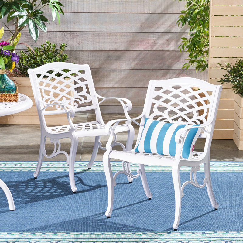 De 2 fauteuils avec volutes et style traditionnels, structure en fonte d'aluminium, accents floraux attrayants, couleur blanche, 26,05 po de largeur, 22,66 de profondeur, 34,7 de hauteur, assemblage nécessaire en deux