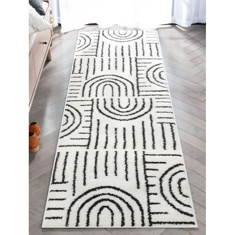 Tapis géométrique en polypropylène tissé à la machine Feliz ivoire / noir, Tapis de couloir 2 pi x 7 pi 3 po