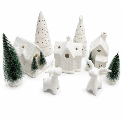 Ensemble de 12 décorations de village de Noël - 3 maisons en porcelaine, 2 arbres en céramique, 2 orignaux et 5 mini arbres de Noël - centre de table festif pour manteau de Noël, tablette, présentoir de fenêtre - fini blanc brillant et vert