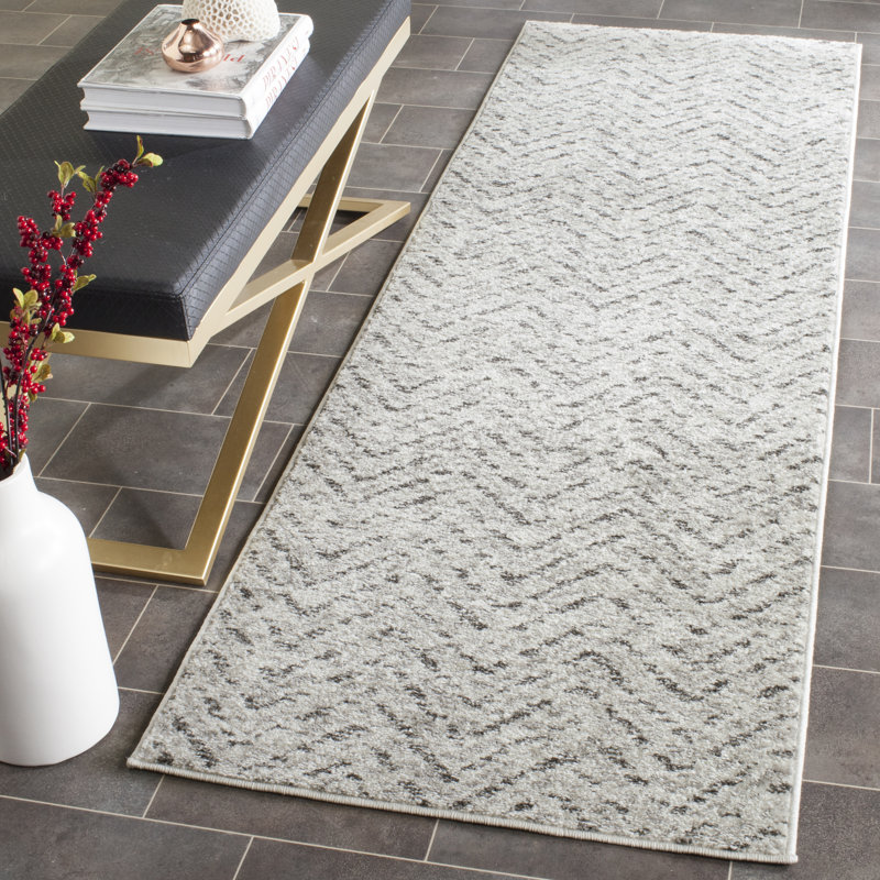 Tapis ivoire et gris anthracite à motif de chevrons Bethlyn, Tapis de couloir 2 pi 6 po x 12 pi