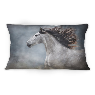 Portrait d'un cheval blanc galopant II - coussin décoratif traditionnel imprimé 12 po x 20 po