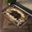 Tapis Lodge - Mimics Forest Scenery, fabriqué en polypropylène, pour une utilisation brune avec un design texturé, très fréquenté