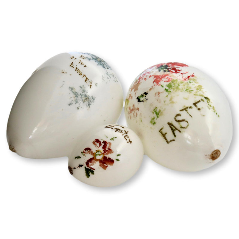 Œufs de Pâques en verre de lait antique