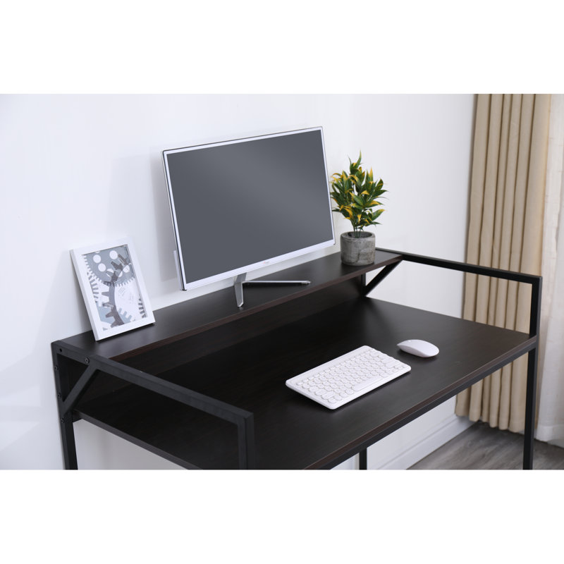 Console noire étroite avec porte d'entrée moderne et petite table de canapé derrière le canapé