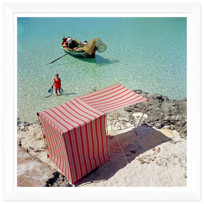 «Marietine Birnie, Blau Lagoon» par Slim Aarons - Photographie encadrée sur papier