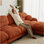 Canapé modulaire confortable en tissu de chenille plissé 3 places avec siège ergonomique en mousse haute densité, accoudoirs arrondis courbés et 2 coussins décoratifs ronds, orange