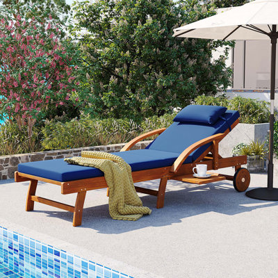 Méridienne extra longue réglable en bois d'acacia de 77,5 po, conception inclinable ergonomique, coussin, appui-tête et plateau latéral rétractable pour patio et plage