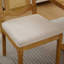 Chaise en bois massif à dossier en rotin, coussin en lin mat avec mousse haute résilience et ressorts en S