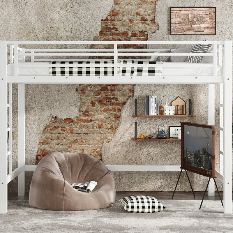 Lit mezzanine simple en métal blanc avec garde-corps, conception simple pour une utilisation efficace de l'espace dans les échelles doubles de la taille d'une chambre d'adolescent, structure en fer stable et fonctionnalité de rangement