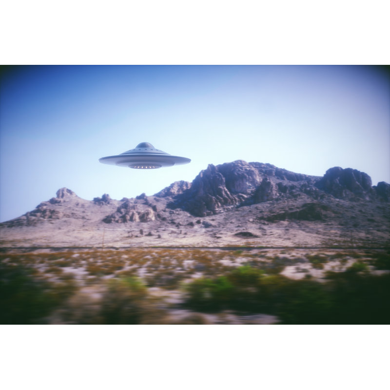 Amzie Alien Spaceship On Earth par Ktsimage, H 8 po x l 12 po x P 1,25 po