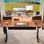 Bureau assis-debout 180 x 81 cm avec 5 tiroirs, multiprise, éclairage DEL, tablette pour écran et gestion des câbles, hauteur réglable de 72 à 120 cm, finition noyer