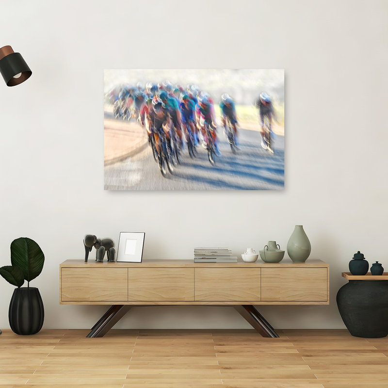 Des cyclistes à pleine vitesse floutent une affiche d'art mural contemporaine et vibrante, 40" H x 60" W