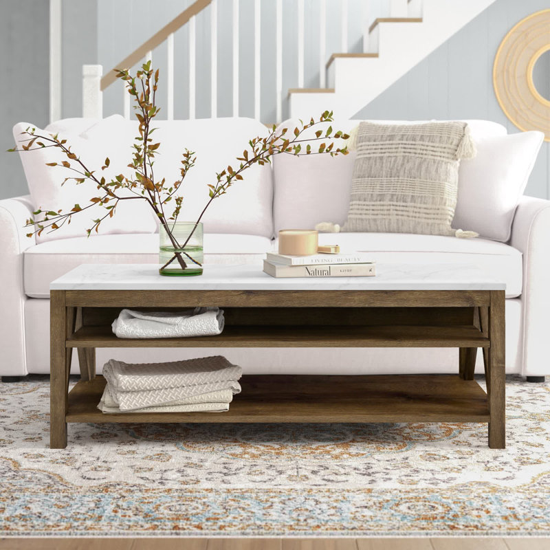 Table basse avec rangement Emmie, Plateau en marbre blanc / base en noyer naturel