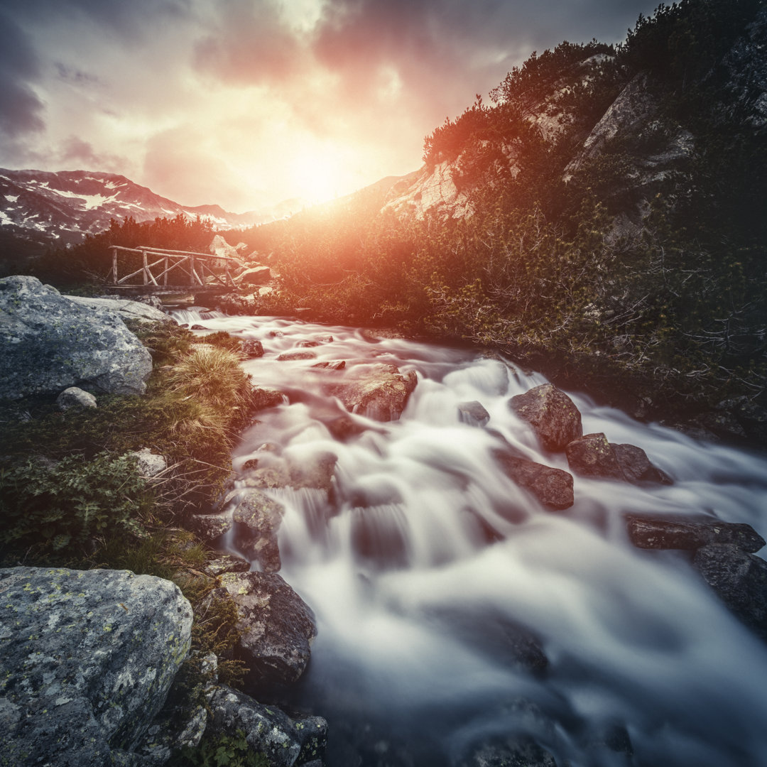 Fluss in den Bergen bei Sonnenuntergang von Da-Kuk - Kunstdrucke auf Leinwand