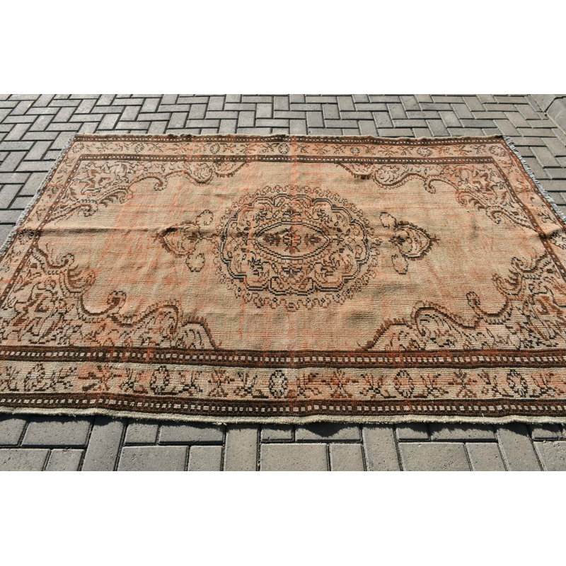Tapis turc rétro avec des motifs orientaux élégants aux tons de terre pour un design décoratif traditionnel dans une grande surface