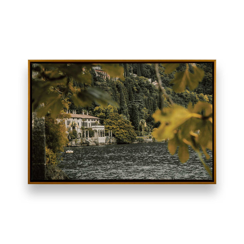 Impression sur toile tendue Lakeside Mansion, Cadre doré poli, H 20,75 po x l 30,75 po x P 1,75 po