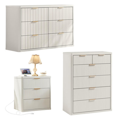 Ensemble de 3 meubles de chambre modernes en bois, comprenant une commode cannelée et une table de chevet. Commode de 122 cm de large, commode de 107 cm de hauteur, table de chevet à 3 tiroirs avec station de recharge.