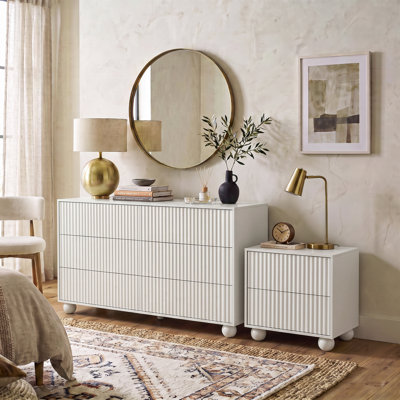Ensemble de chambre à coucher en bois cannelé Ashford, table de chevet à 2 tiroirs et commode à 6 tiroirs