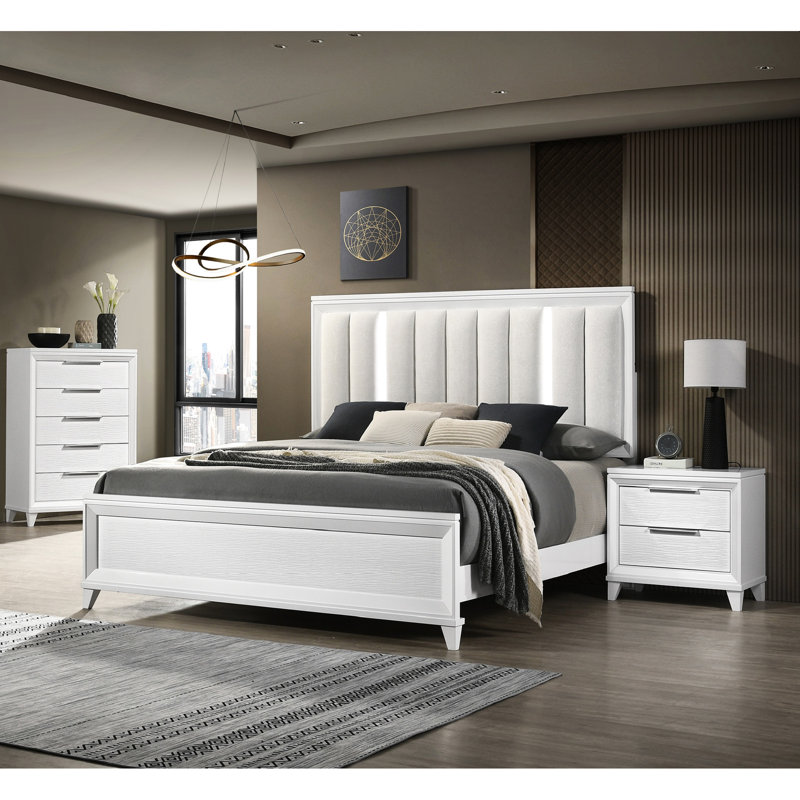 Lit contemporain grand format - Bois massif avec revêtement en lin et tête de lit à DEL dans une chambre à coucher blanche avec finition rembourrée