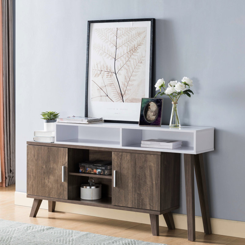 Console avec compartiment de rangement multiple pour le vestibule dans une maison blanche noisette