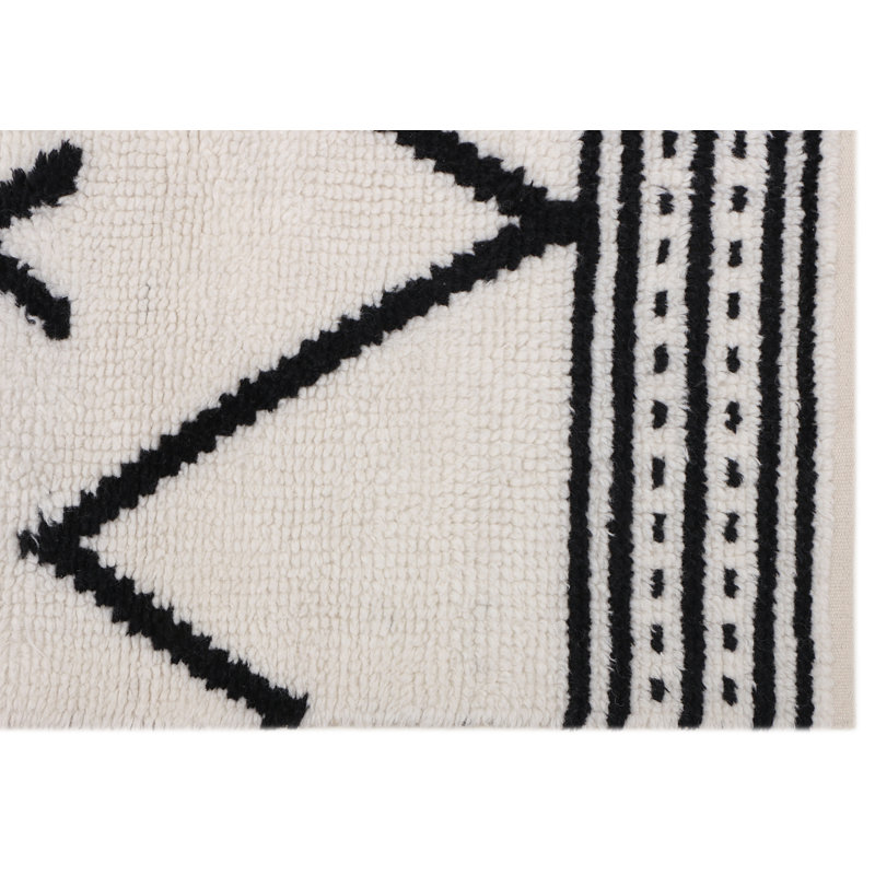 Area Rug in Black/Beige, Rectangle 8' x 10'