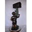 Statue en bronze d'un garçon debout près de sa boîte aux lettres regardant des oiseaux 25 po x 22 po x H 51 po