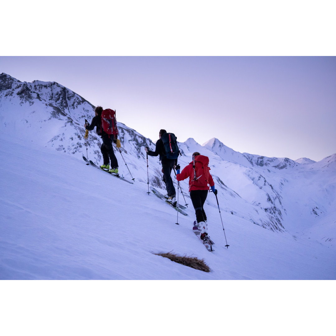 Backcountry Skiers von AscentXmedia - Druck auf Leinwand ohne Rahmen