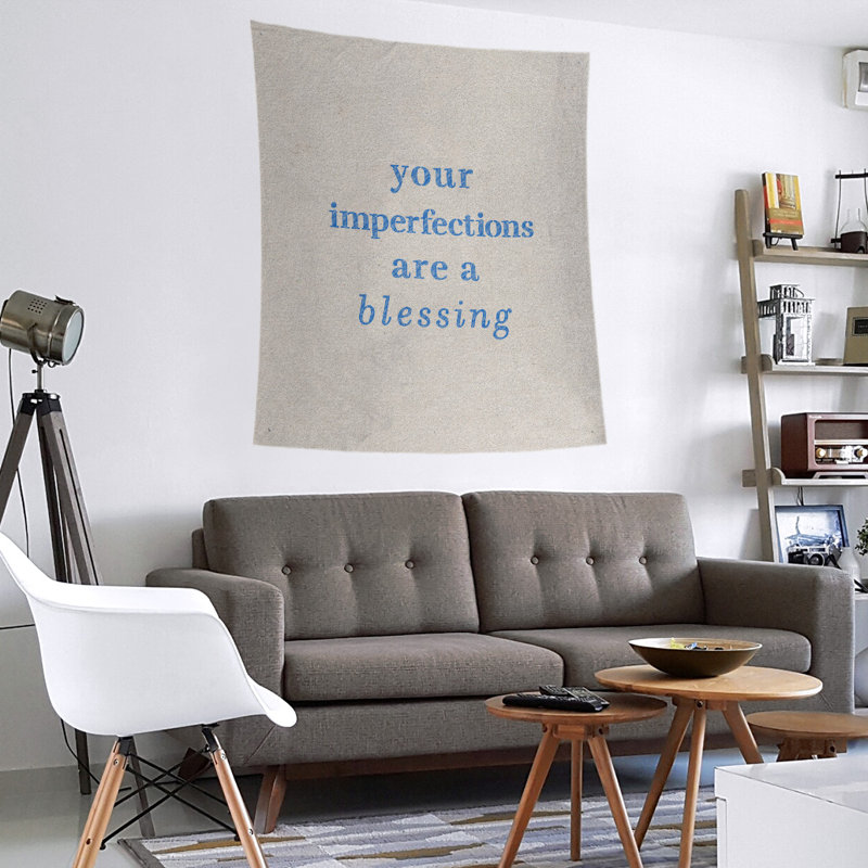 Tapisserie citation d’imperfections écrites en polyester, H 60 po x l 51 po, Blanc / bleu