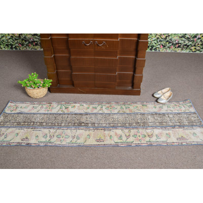 Tapis de style rétro turc Oushak dans des tons beiges offrant un design floral rustique pour la décoration intérieure