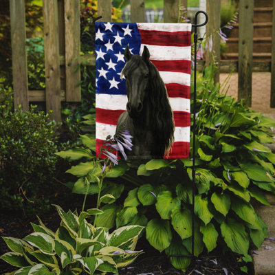 Drapeau du jardin noir du cheval frison noir