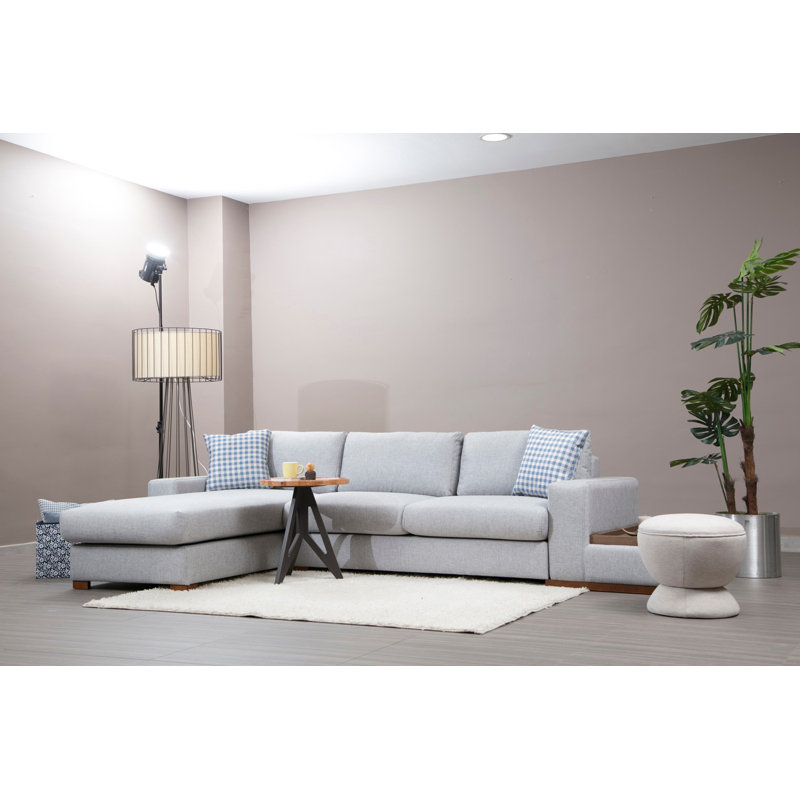 Canapé d'angle moderne avec structure en bois de hêtre, tissu gris clair, 130,3 po x 76,4 po x 33,5 po | Revêtement 100% polyester, comprend 2 coussins portables (17,7 po x 17,7 po) | Design scandinave élégant, pieds en noyer, durable et confortable