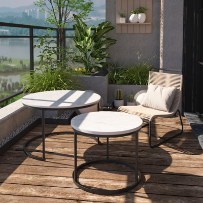 Ensemble de 2 tables basses rondes de 70 cm (27,6 pouces), plateau en bois imitation marbre et structure métallique robuste, tables d'appoint pour salon, chambre, balcon ou jardin, blanches, ensemble de 2, avec cadre effet marbre.