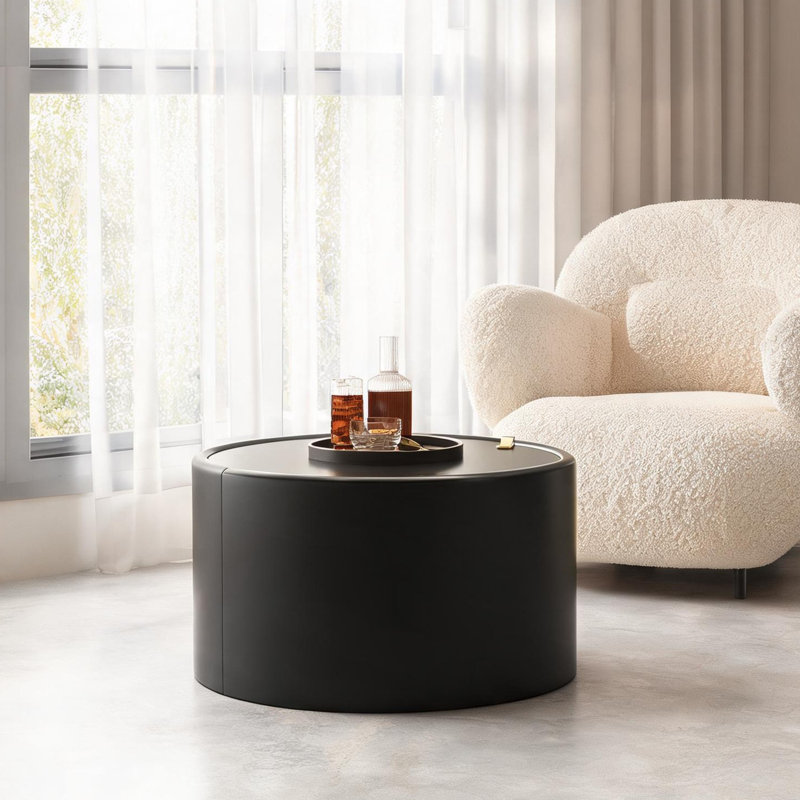 Table basse ronde ronde en forme de tambour avec plateau en verre trempé, corps en cuir de polyuréthane noir profond, rangement caché pour le salon, pièce décorative moderne