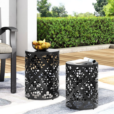 Table d'appoint en métal (2 pièces), design moderne en fer découpé pour intérieur contemporain, structure thermolaquée noire, sans assemblage, dimensions : 13,75 po (l) x 13,75 po (p) x 18 po (h) et 11,75 po (l) x 11,75 po (p) x 15,75 po (h) côté 2, avec un style élégant.
