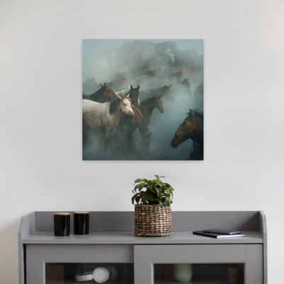 Art sauvage, chevaux sauvages dans la poussière