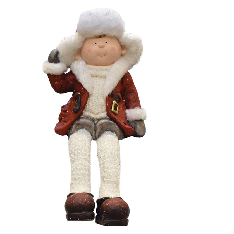 Figurine de Noël 19 po blanche et rouge assise avec un chapeau de ski