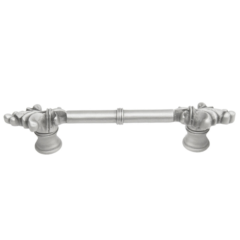 Poignée classique Charl Allemagne avec petits fleur de lys aux extrémités, 4", Satin