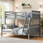 Lit superposé simple au-dessus d'un lit double classique en pin massif gris classique, peu encombrant avec échelle et garde-corps pour la chambre à coucher