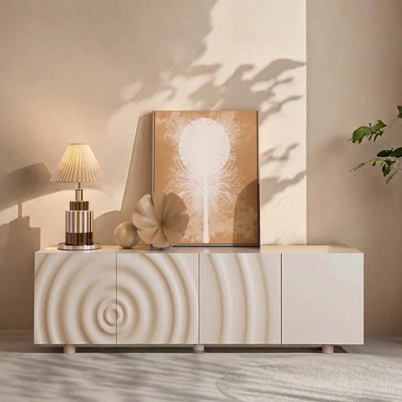 Un meuble télé de couleur crème de style niche, H 22,83 po x L 70,86 po x l 15,74 po