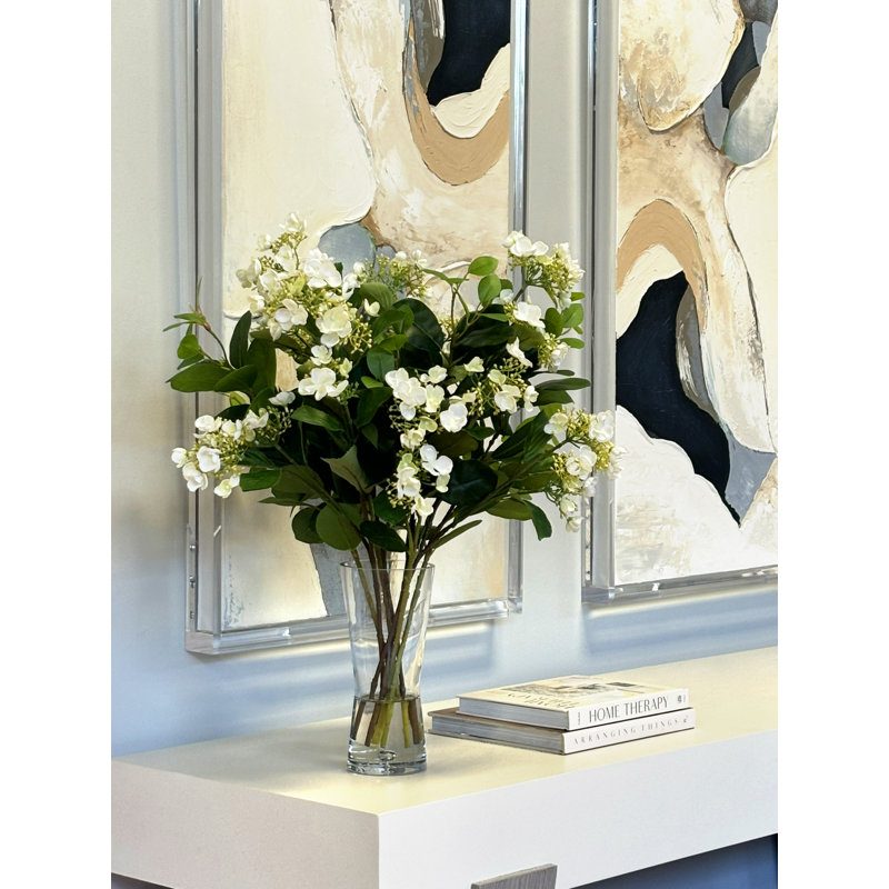 Arrangement floral d'hortensias dans un vase