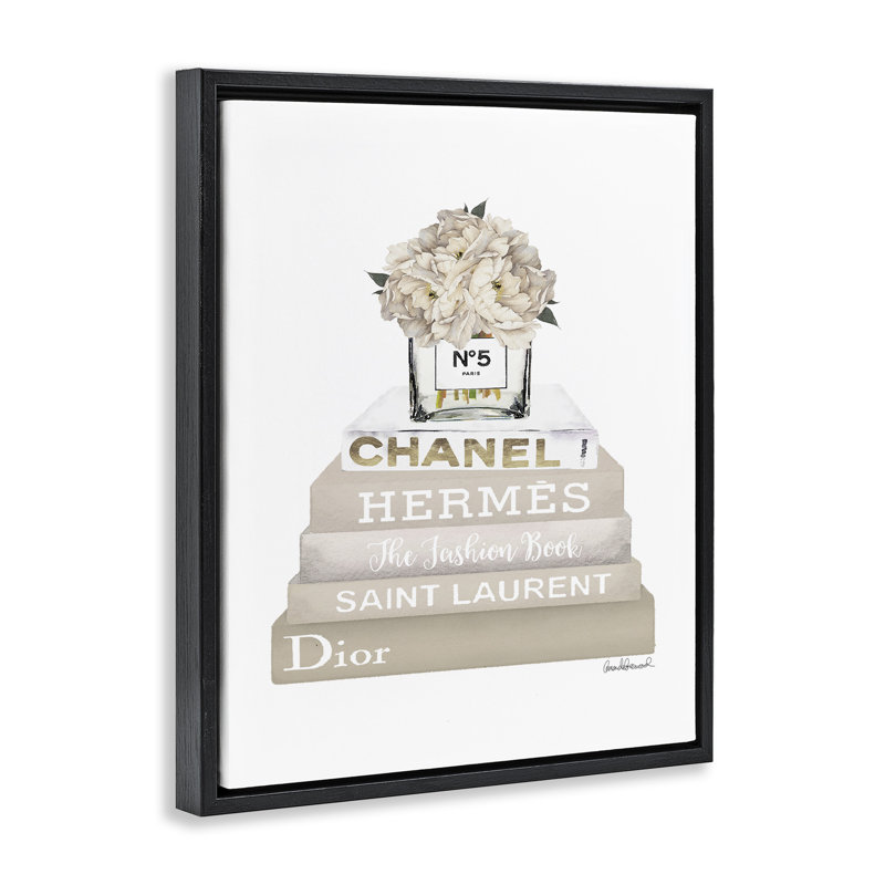 «Beige High Fashion Bookstack», toile encadrée flottante noire par Amanda Greenwood, H 31 po x l 25 po x P 1,7 po