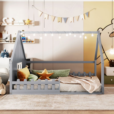 Lit, lit en bois avec fenêtre et clôture