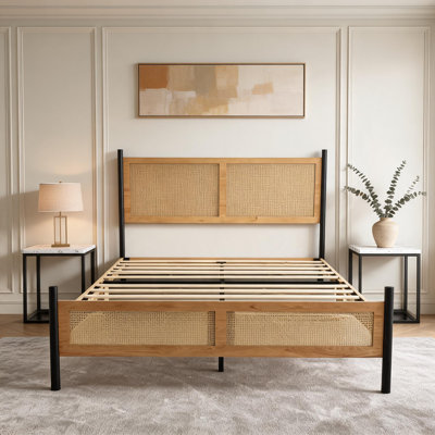 Grand lit l 61,0 po x L 80,7 po x H 43,3 po. Lit plateforme avec tête de lit en rotin tissé et structure en métal.