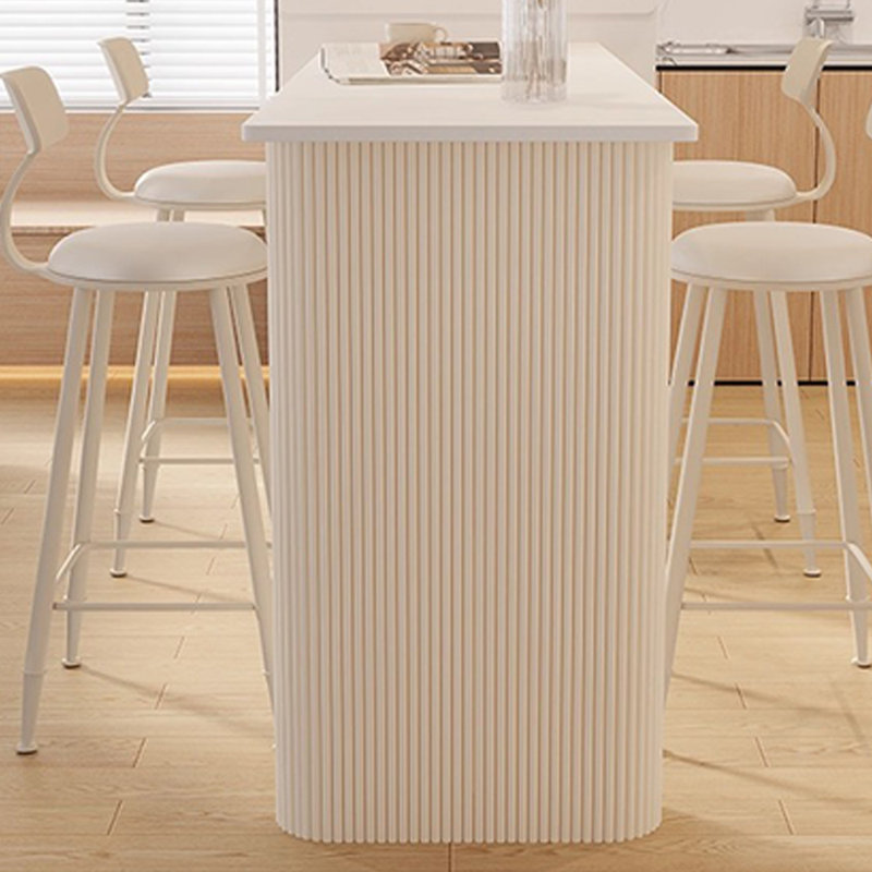 Table de bar et chaises minimalistes de style crème