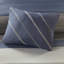 Édredon simple avec draps à rayures bleu gris et oreiller - calme et literie pour une chambre à coucher