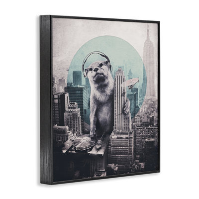 «DJ Otter» sur paysage urbain, estampe numérique, conception par Ali Gulec