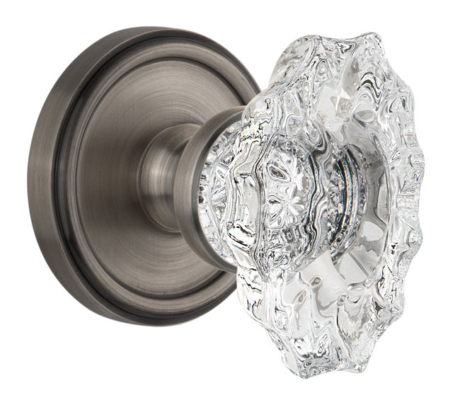 Rosace Grandeur Georgetown avec bouton de porte en cristal Biarritz, Étain antique, 2 3/4 po