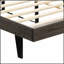Lit rustique brun et gris patiné, alliant durabilité et design tranquille pour une retraite confortable.